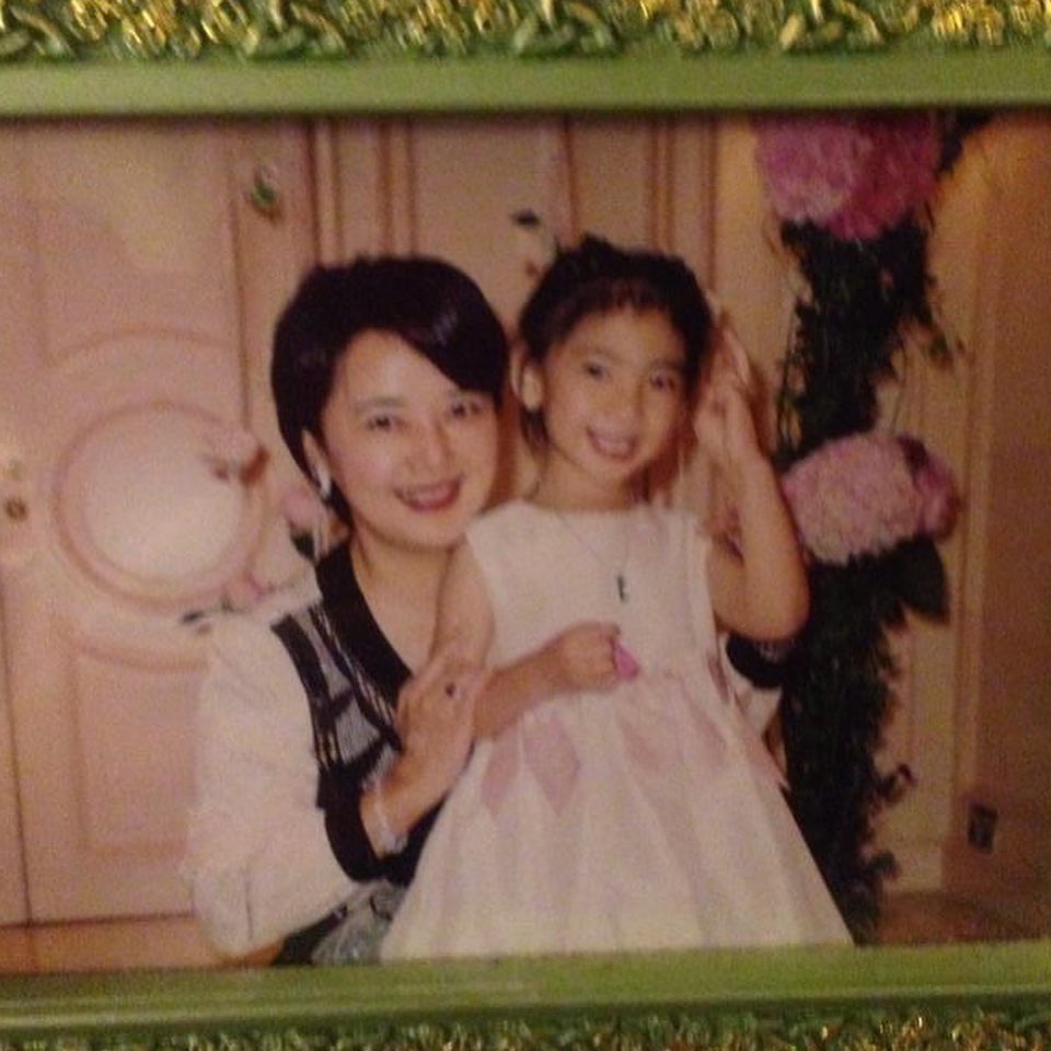胡慧中與丈夫何志平育有一女何嘉珍(圖右)。