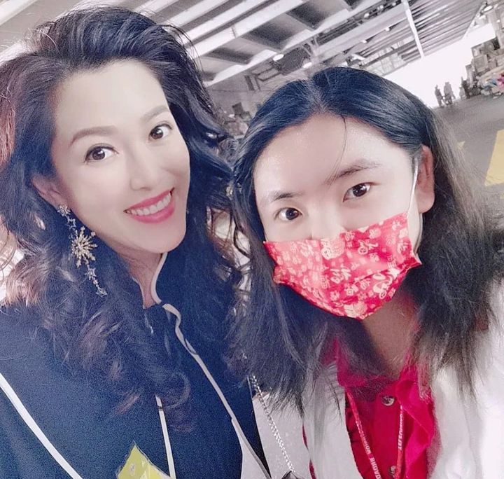 何嘉珍曾為了成為演員而加入TVB,據聞曾在《愛.回家之開心速遞》擔任臨時演員。