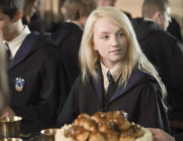 Evanna Lynch在《哈利波特》電影系列中飾演角色「露娜.羅古德」(Luna Lovegood)。