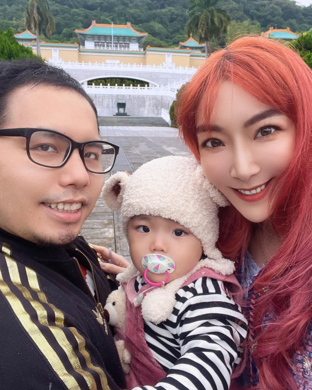李宓的丈夫比她年輕六歲。