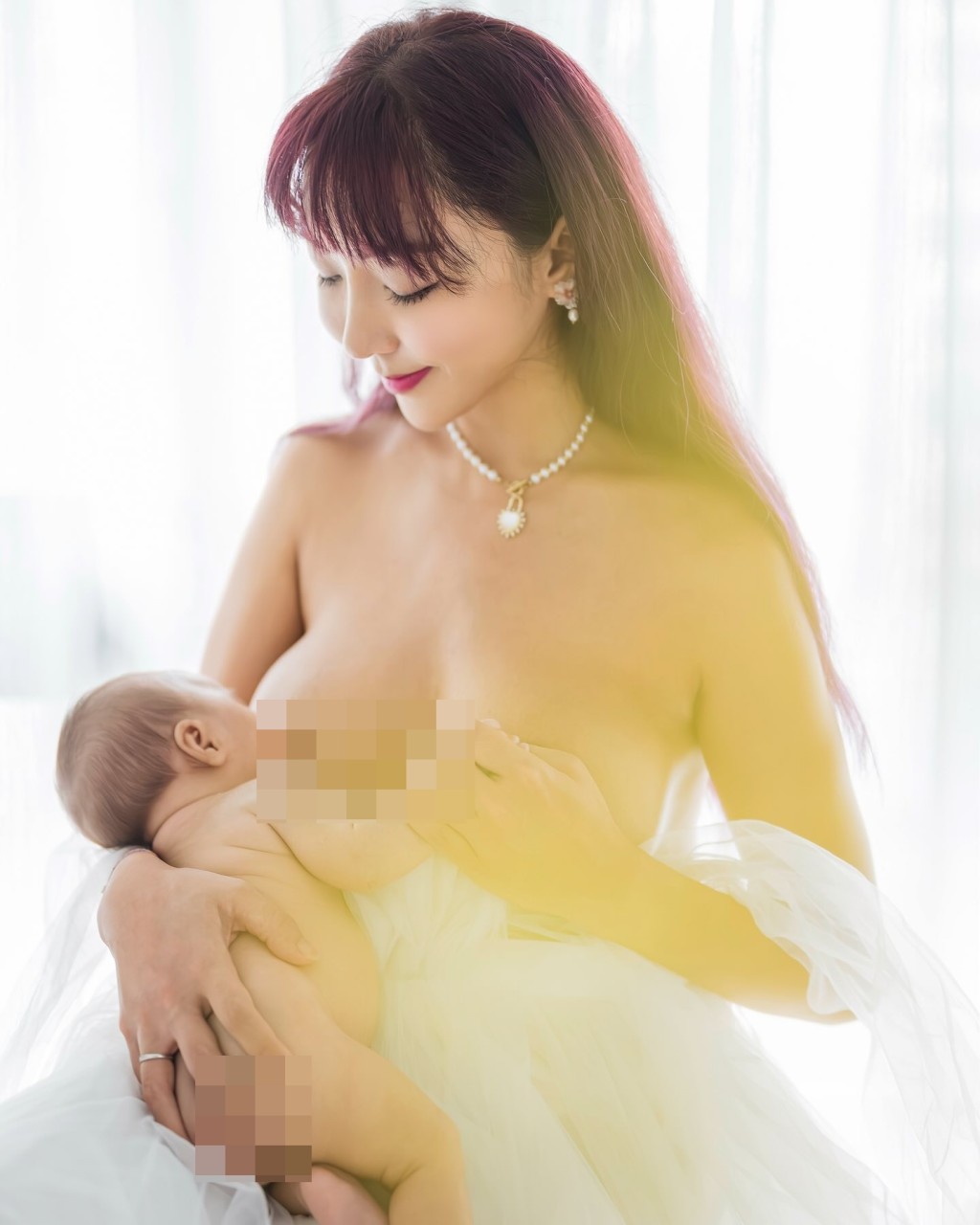 其中一款造型是穿着夢幻白紗的浪漫風格，之後李宓慢慢脫去白紗。