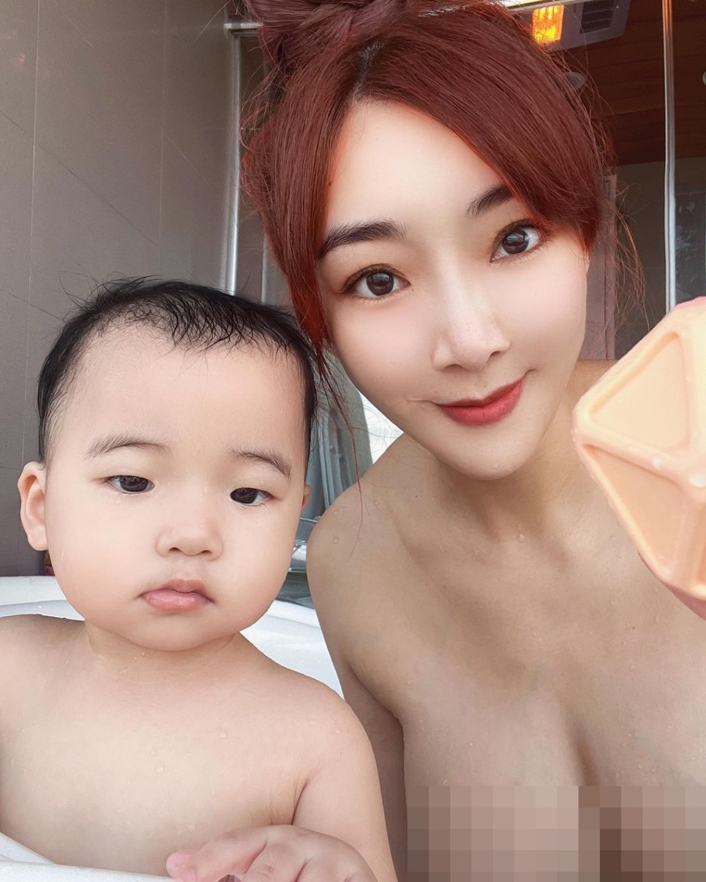 李宓亦曾在IG分享與兒子全裸浸浴的照片，引起網民關注。