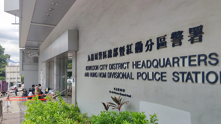 紅磡公主道私家車撞壆翻側 48歲男司機酒精超標涉酒駕被捕