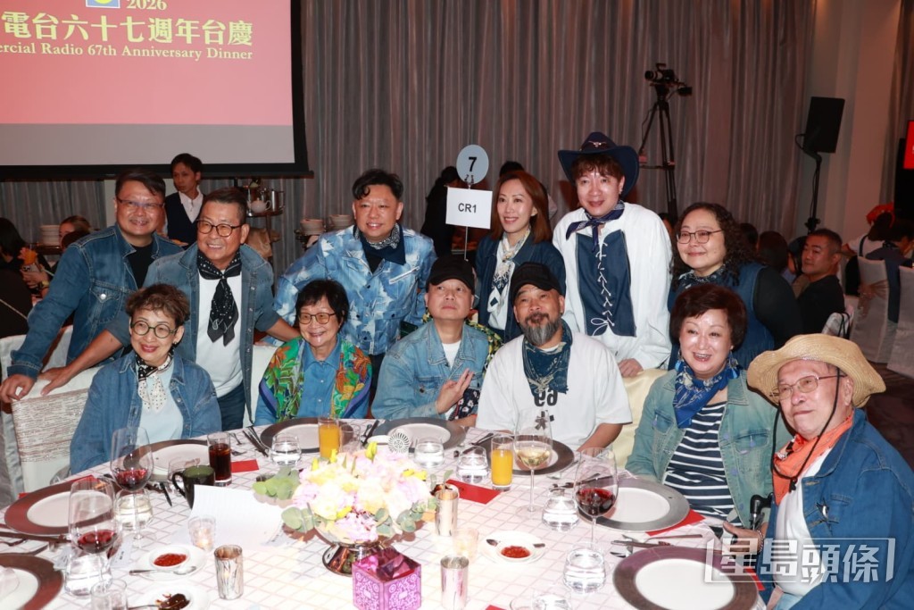 台前幕後同仁聚首一堂。
