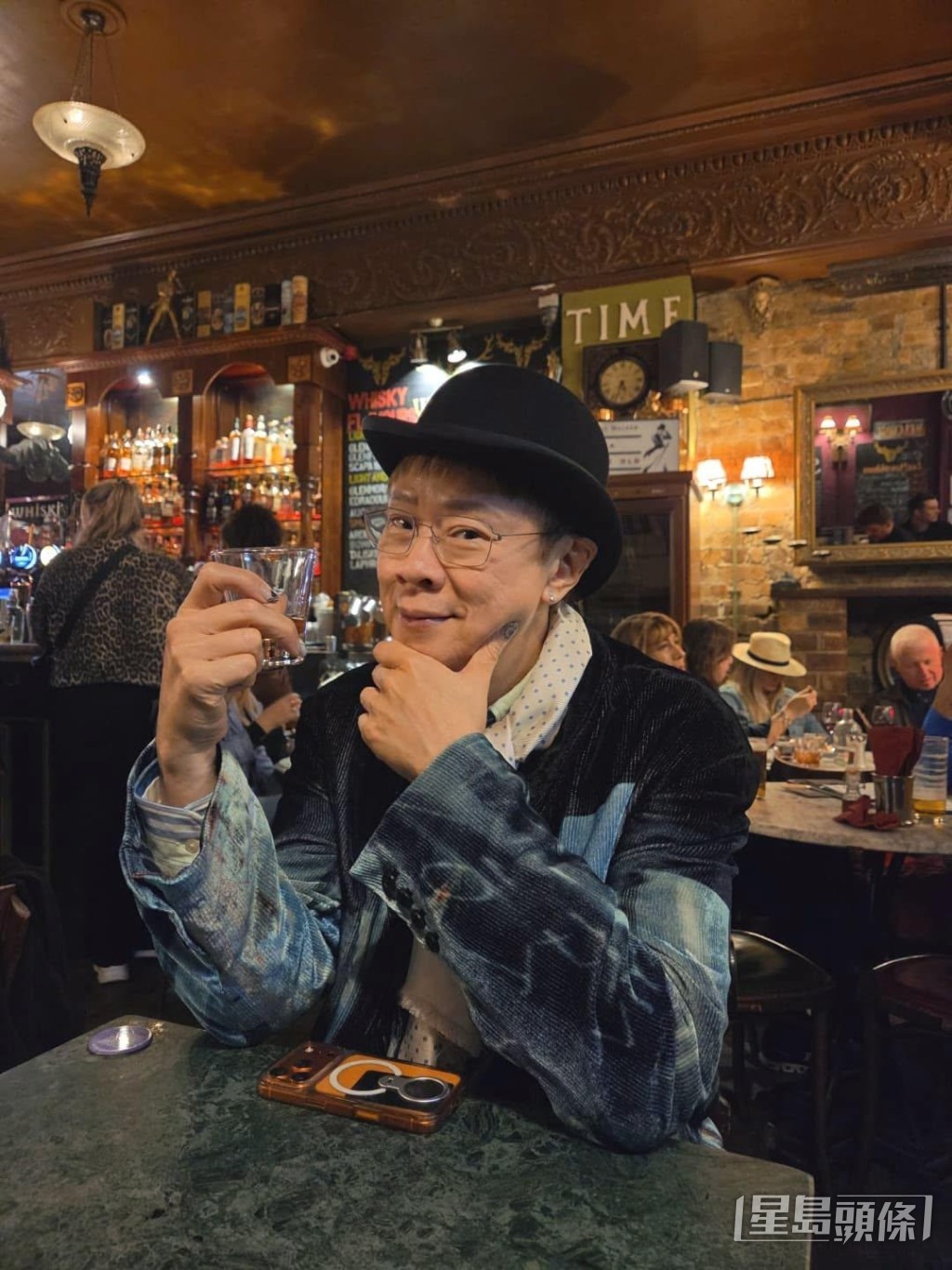 陳志雲在英國旅行時到酒廠品嚐威士忌。