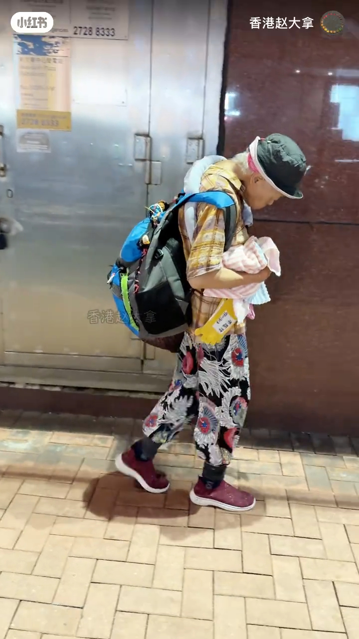 周聰玲因駝背問題嚴重,抬頭困難。