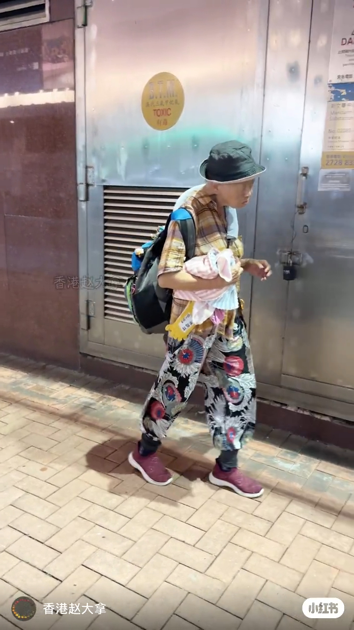 周潤發的胞姊周聰玲,曾被拍得在街上步履蹣跚。