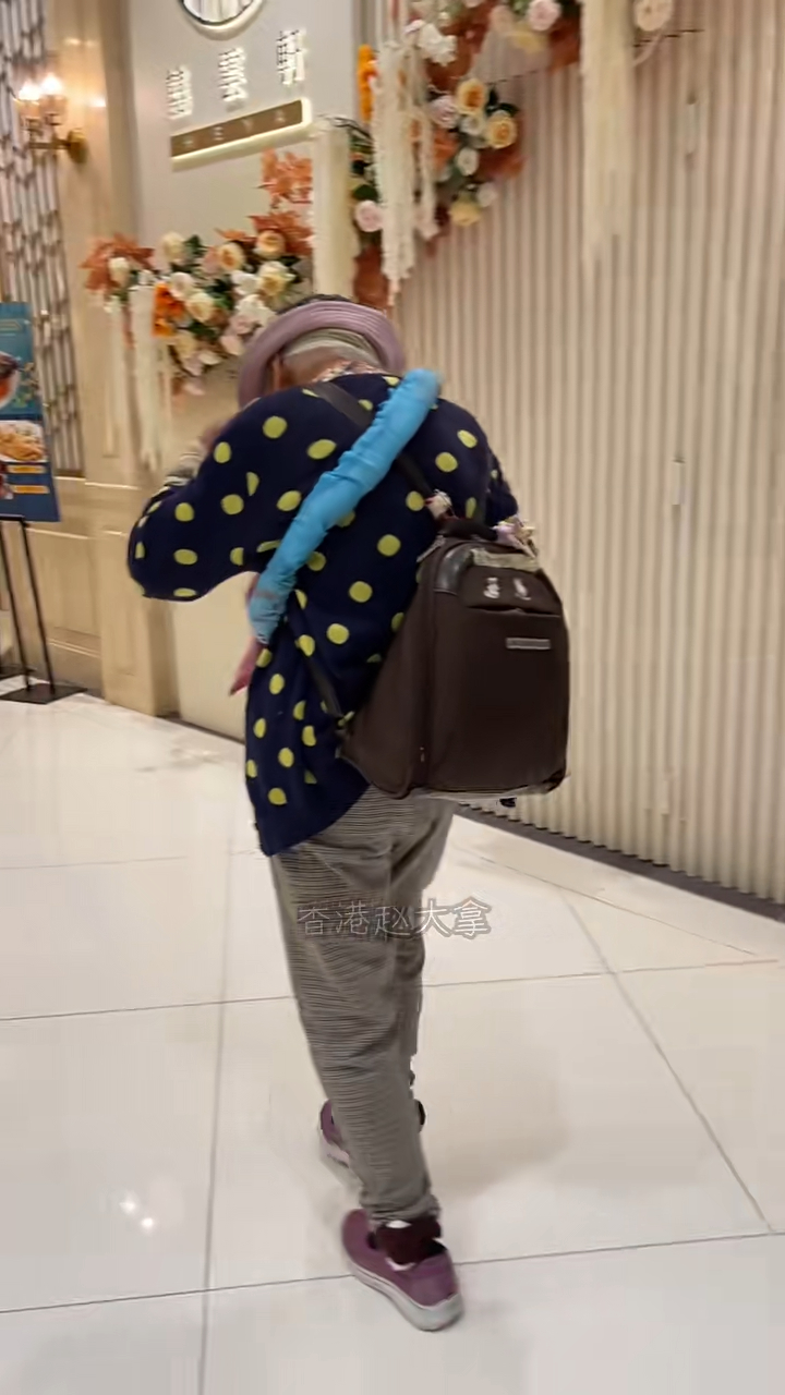 周聰玲走路時臉部近乎與地面平行,需要緩慢移動雙腿。