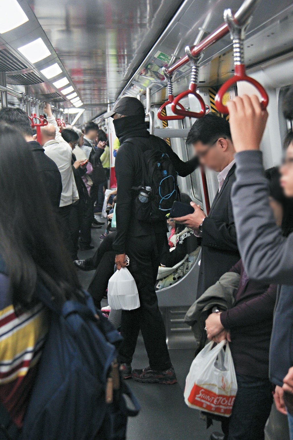 周潤發穿戴嚴密,難以辨認。