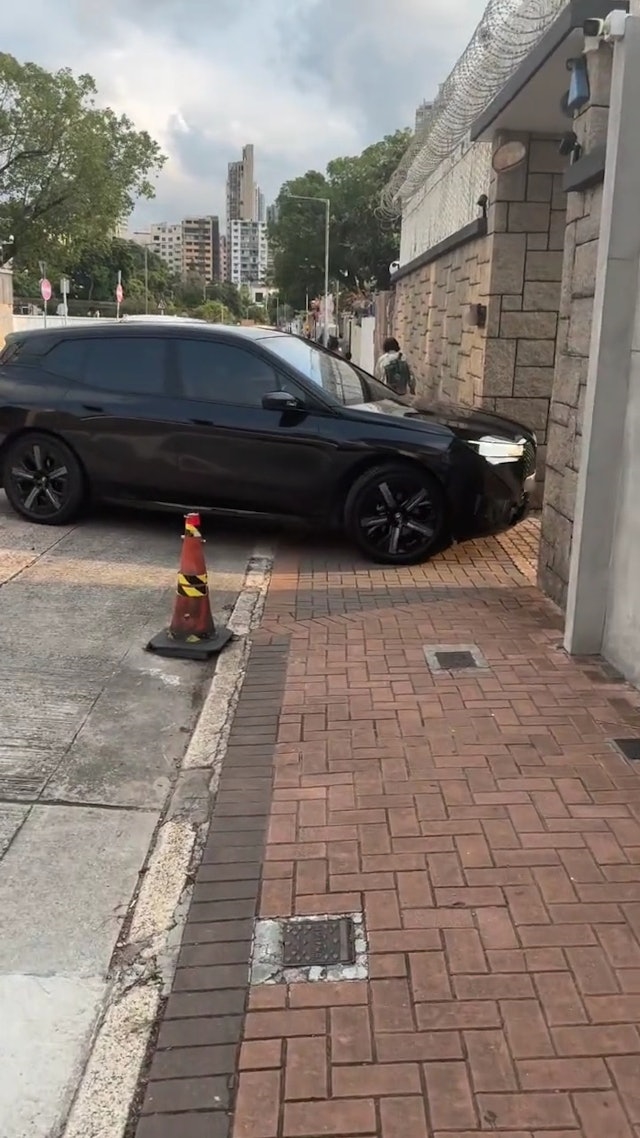周潤發早前在九龍塘的獨立屋外被網民巧遇。