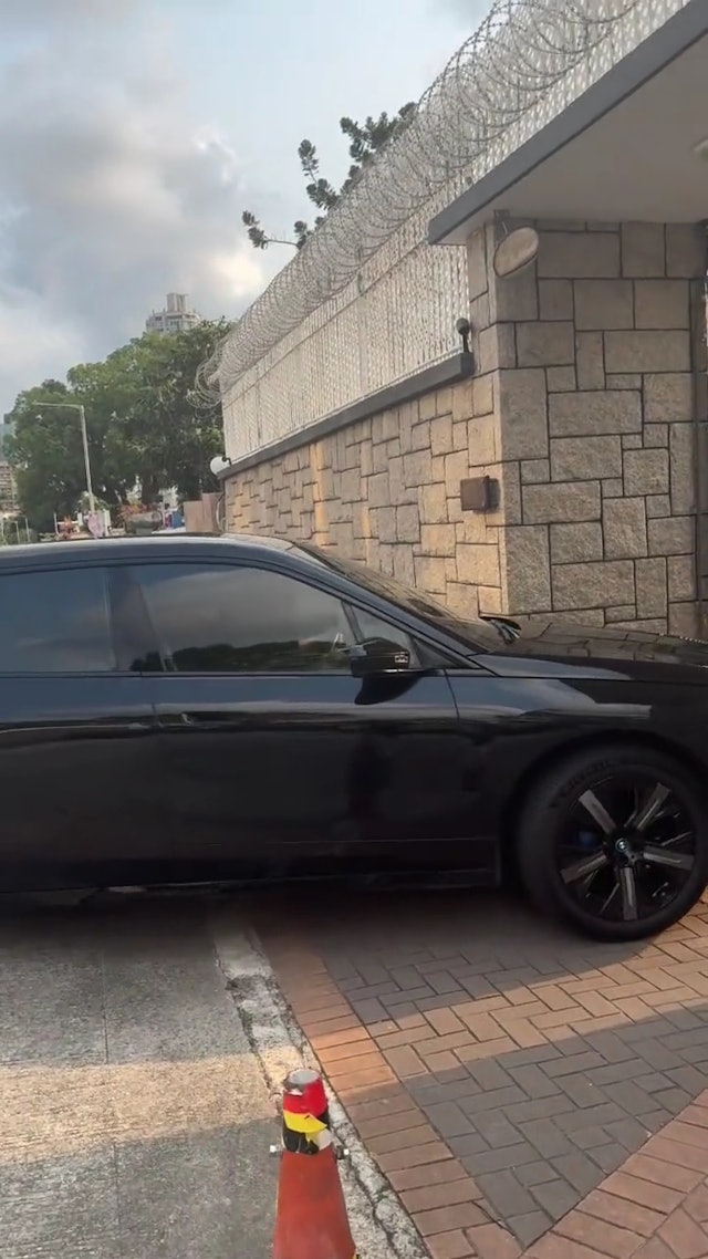 周潤發駕車返回住所。