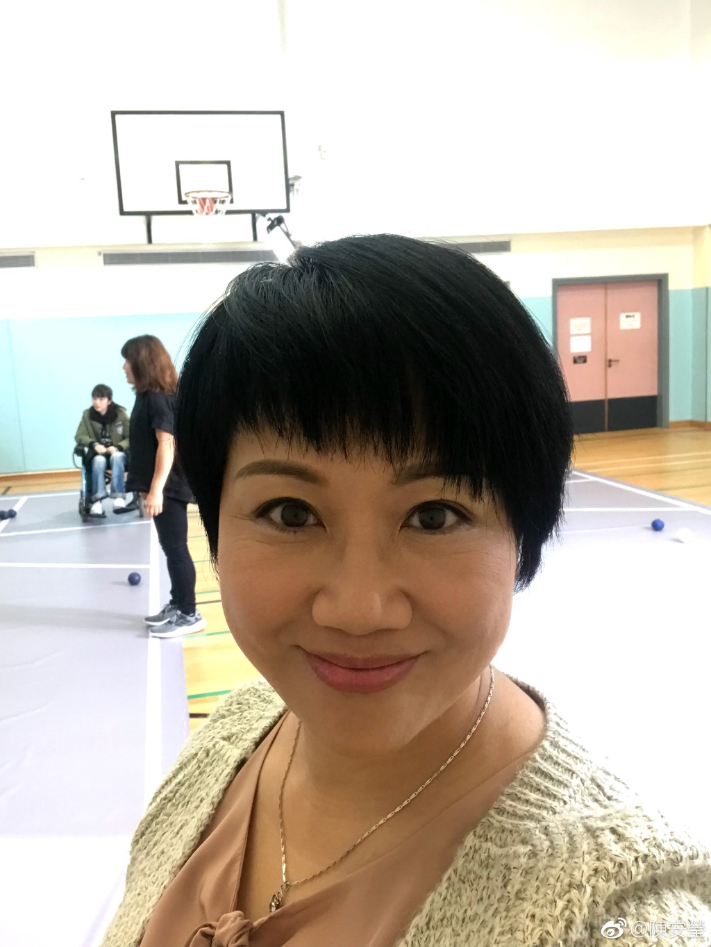 她看起來完全不似64歲。