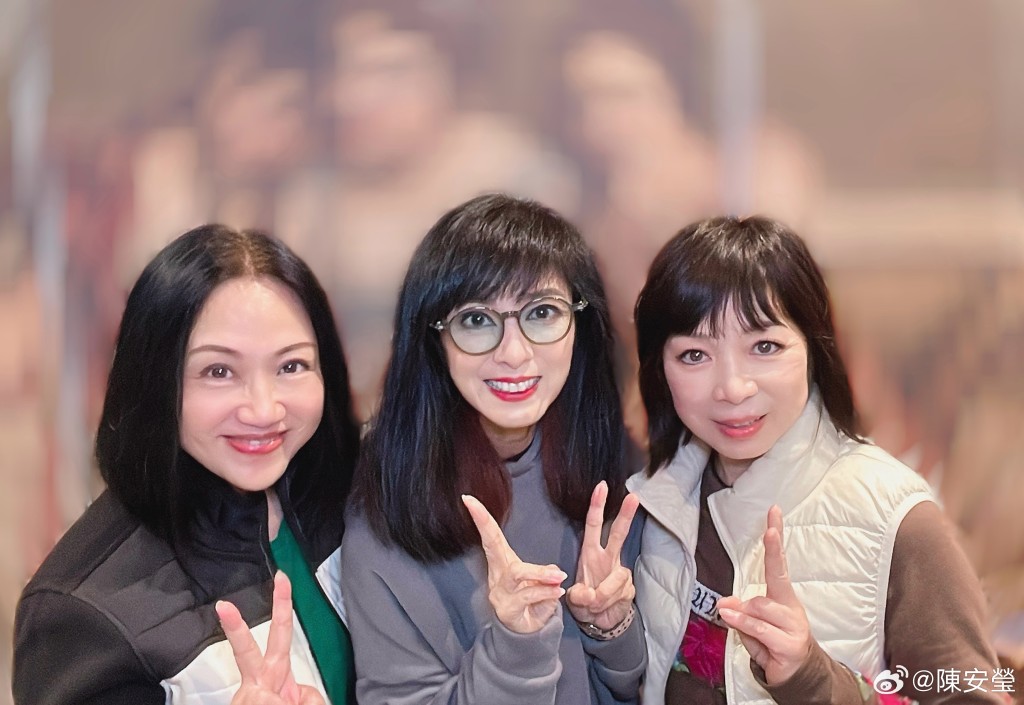 她曾上載聚會照片,幽默形容是「一代黃蓉撮合兩代儍姑」。