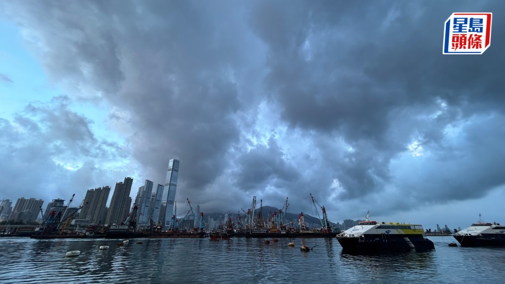 紅色暴雨警告凌晨生效 教育局宣布上午校及全日制學校停課
