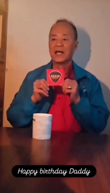 狄龍與家人一同慶祝79歲生日。