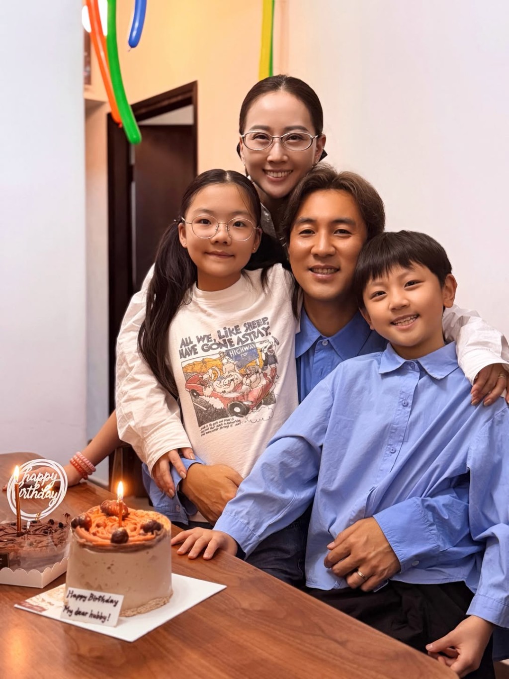 視帝譚俊彥46歲生日,一家四口溫馨慶祝,太太任祉妍與子女送上蛋糕,幸福洋溢。