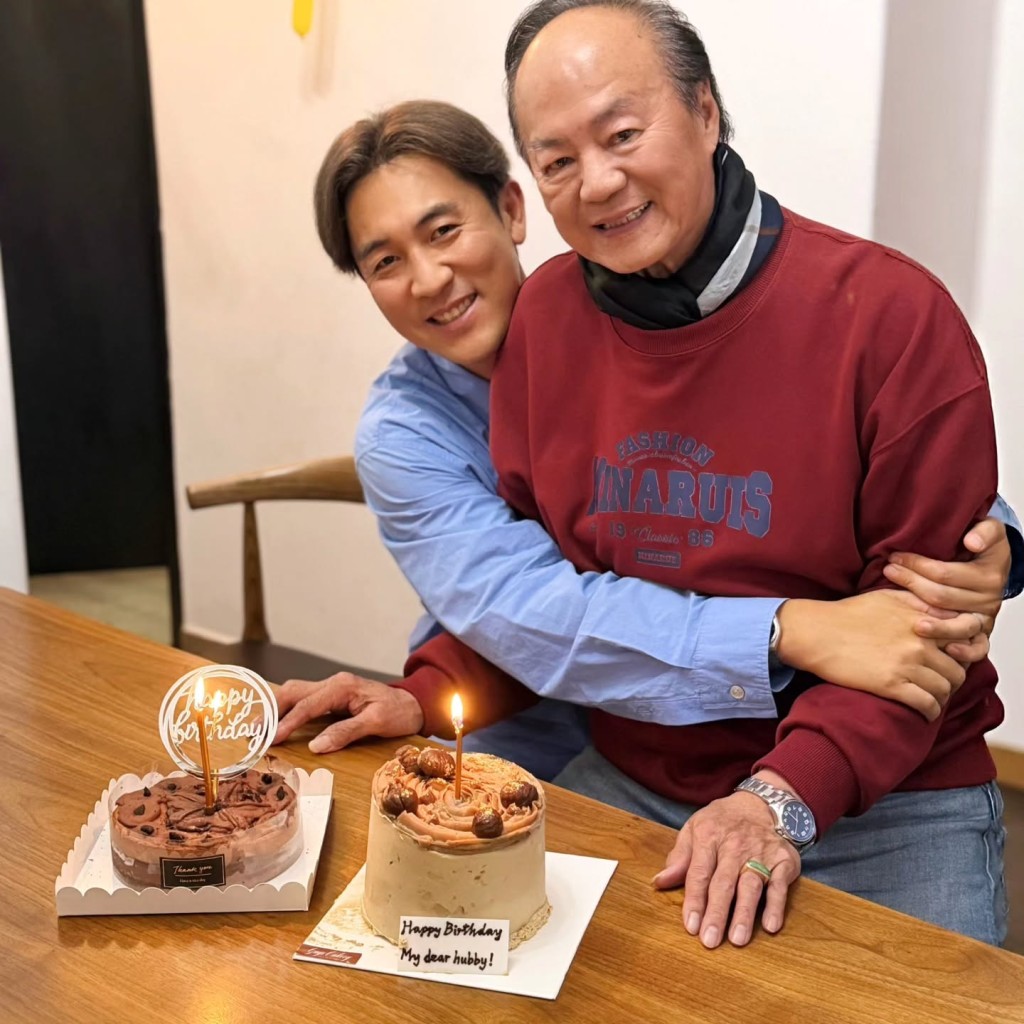 譚俊彥生日時從後擁抱爸爸狄龍,頭貼頭畫面溫馨,盡顯孝心。