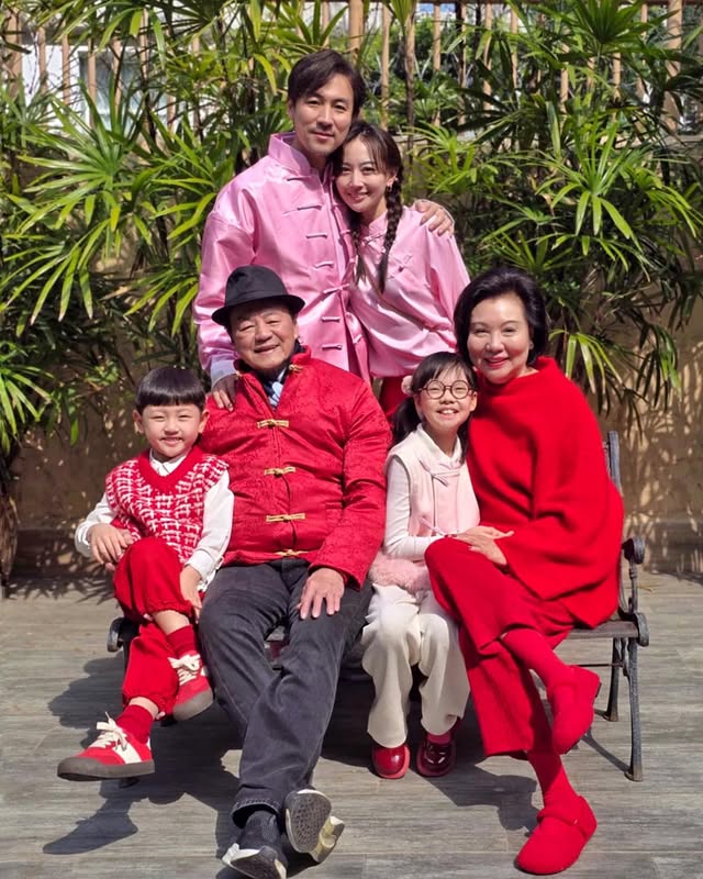 狄龍一家三代同堂。