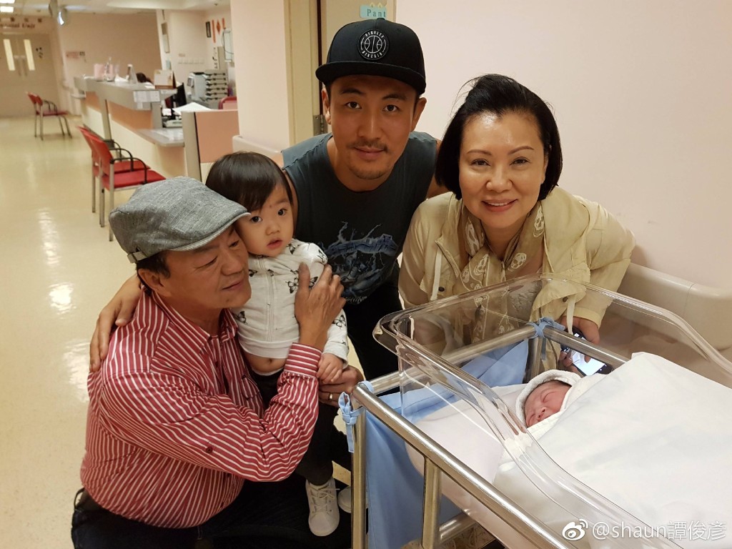譚俊彥與任祉妍於2017年迎來兒子Rex。