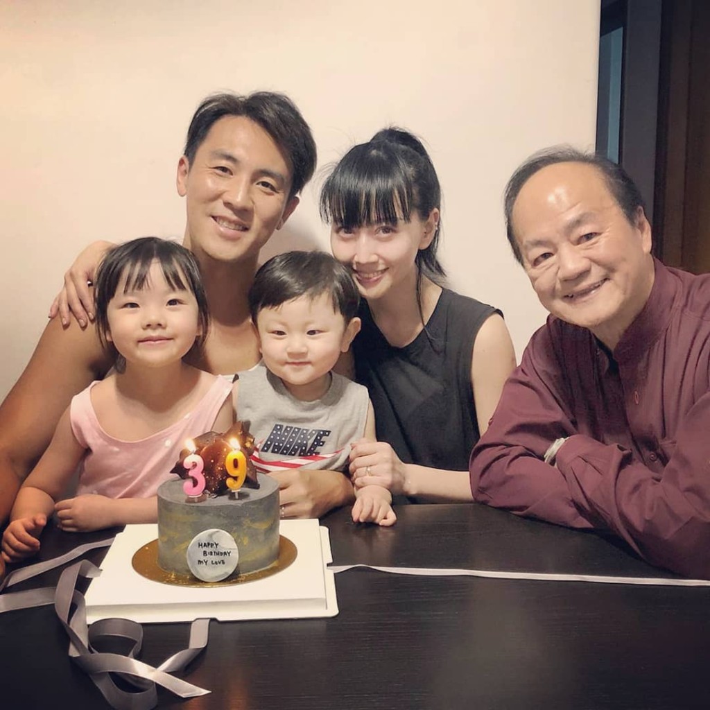 譚俊彥對父親狄龍十分孝順。