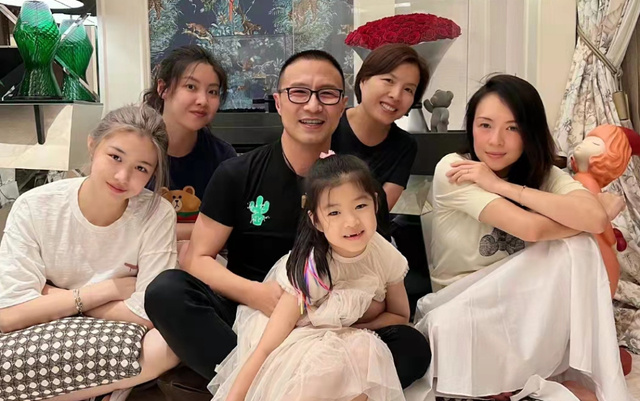 汪曼熙（小蘋果）（前左）如今已經成年。