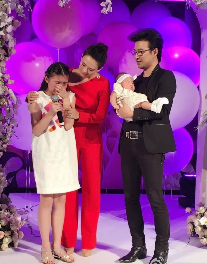章子怡一直非常疼愛前繼女汪曼熙（左）。
