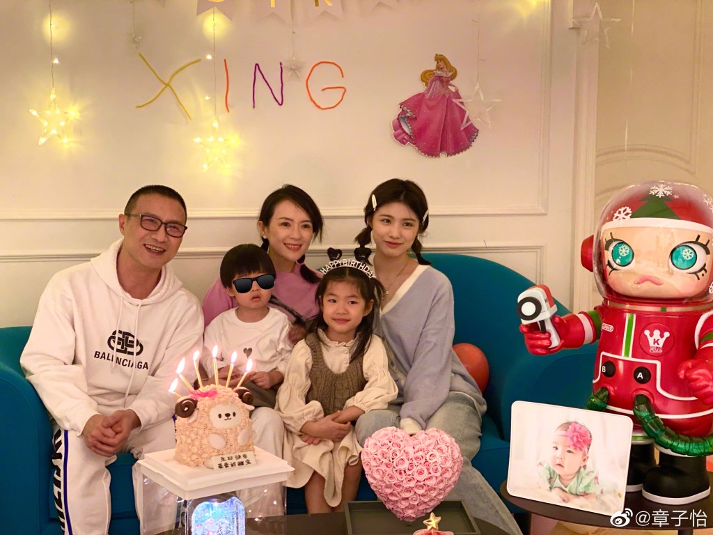 章子怡為汪峰誕下一子一女，加上繼女小蘋果，曾組成一家五口。