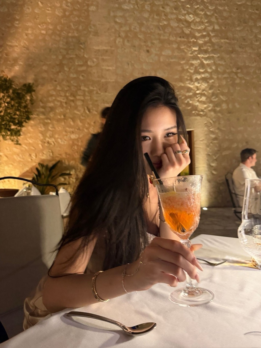 汪曼熙（小蘋果）擁有一頭烏黑長髮。