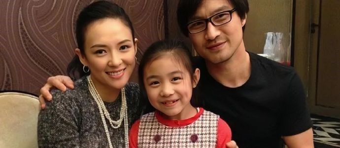 章子怡（左）一直視繼女汪曼熙（小蘋果）如己出。