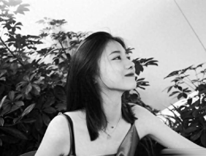 汪曼熙（小蘋果）盡得母親真傳，五官精緻，外形亮眼。