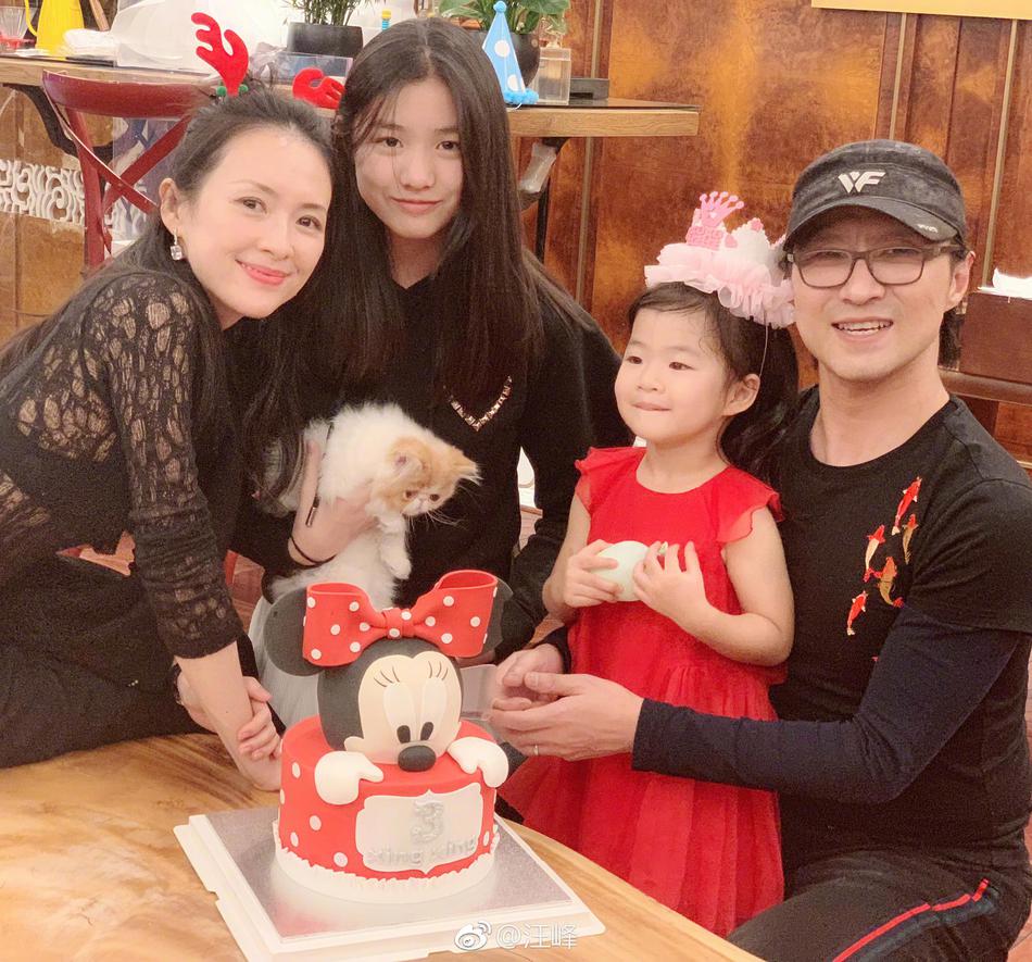 汪曼熙（小蘋果）（左二）從小已是個小美人。