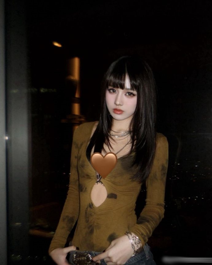 疑似汪曼熙（小蘋果）轉走性感路線。