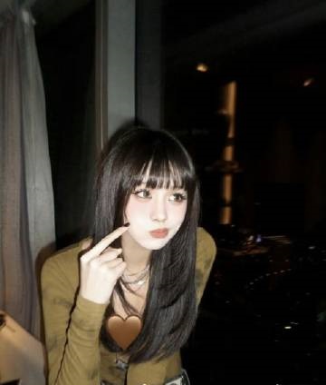 疑似汪曼熙（小蘋果）。