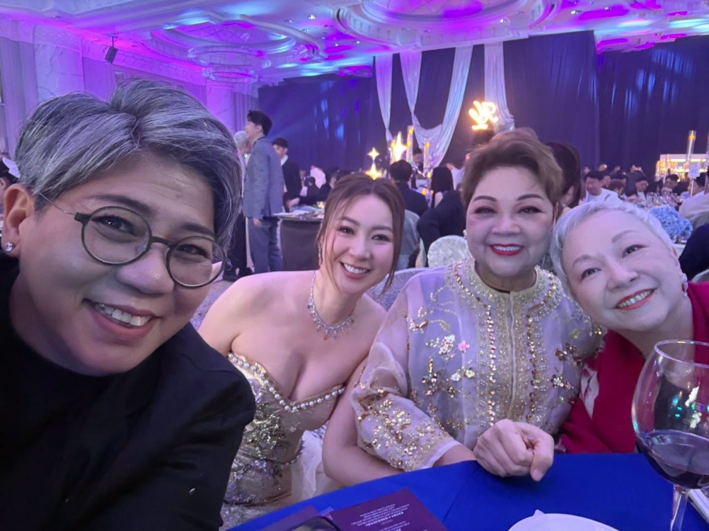 陳秋霞（右一）憶述，莊思敏（左二）的母親黎麗芳在女兒婚禮時似乎身體不適。