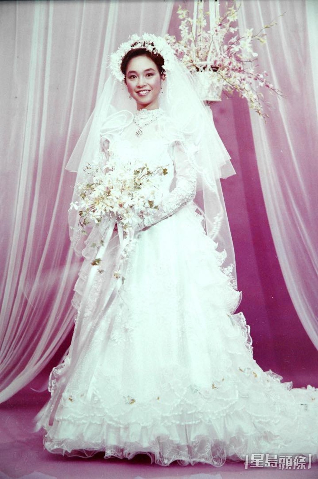 陳秋霞於1981年與馬來西亞富商「鋼鐵大王」鍾廷森結婚。