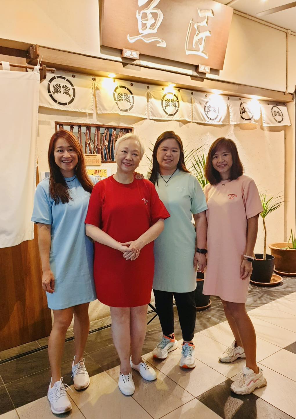 陳秋霞經常與三名女兒到處遊玩。