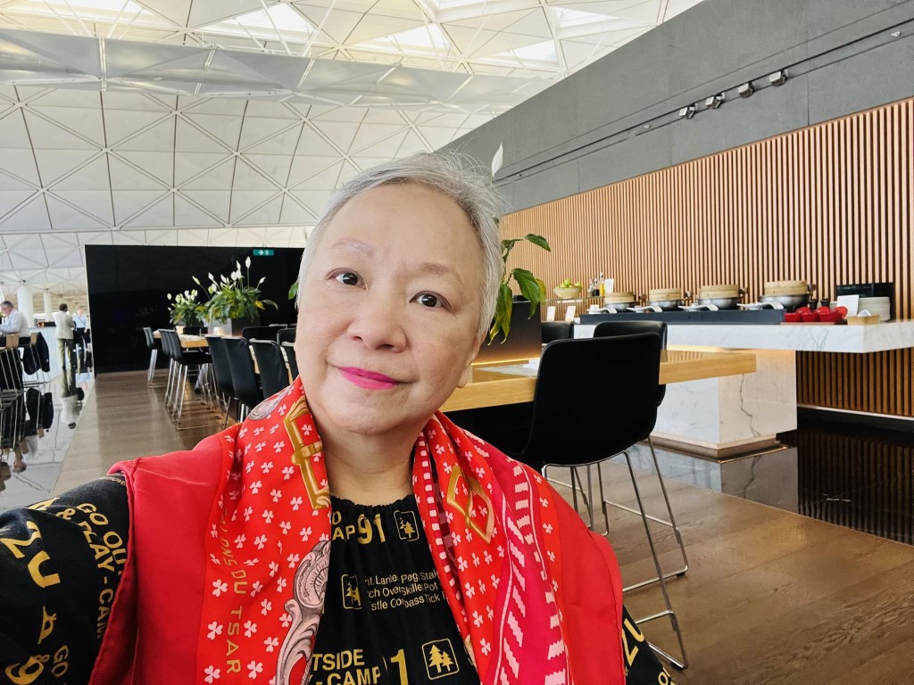 陳秋霞透露，其姨甥女鄺靄慧是教授，亦是乳癌權威醫生及香港遺傳性乳癌家族資料庫創辦人。