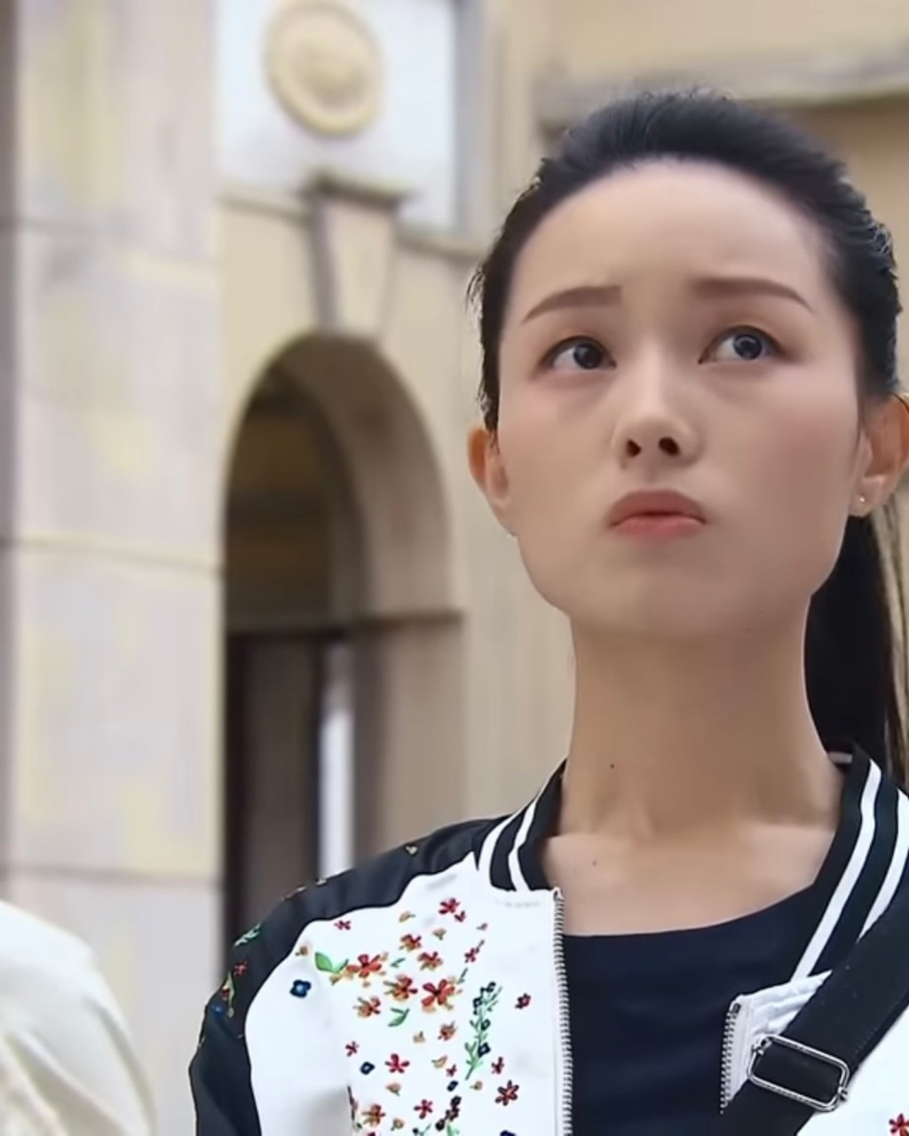 洪曼芹在《開心速遞》中飾演《揸流灘》PA的專注模樣。