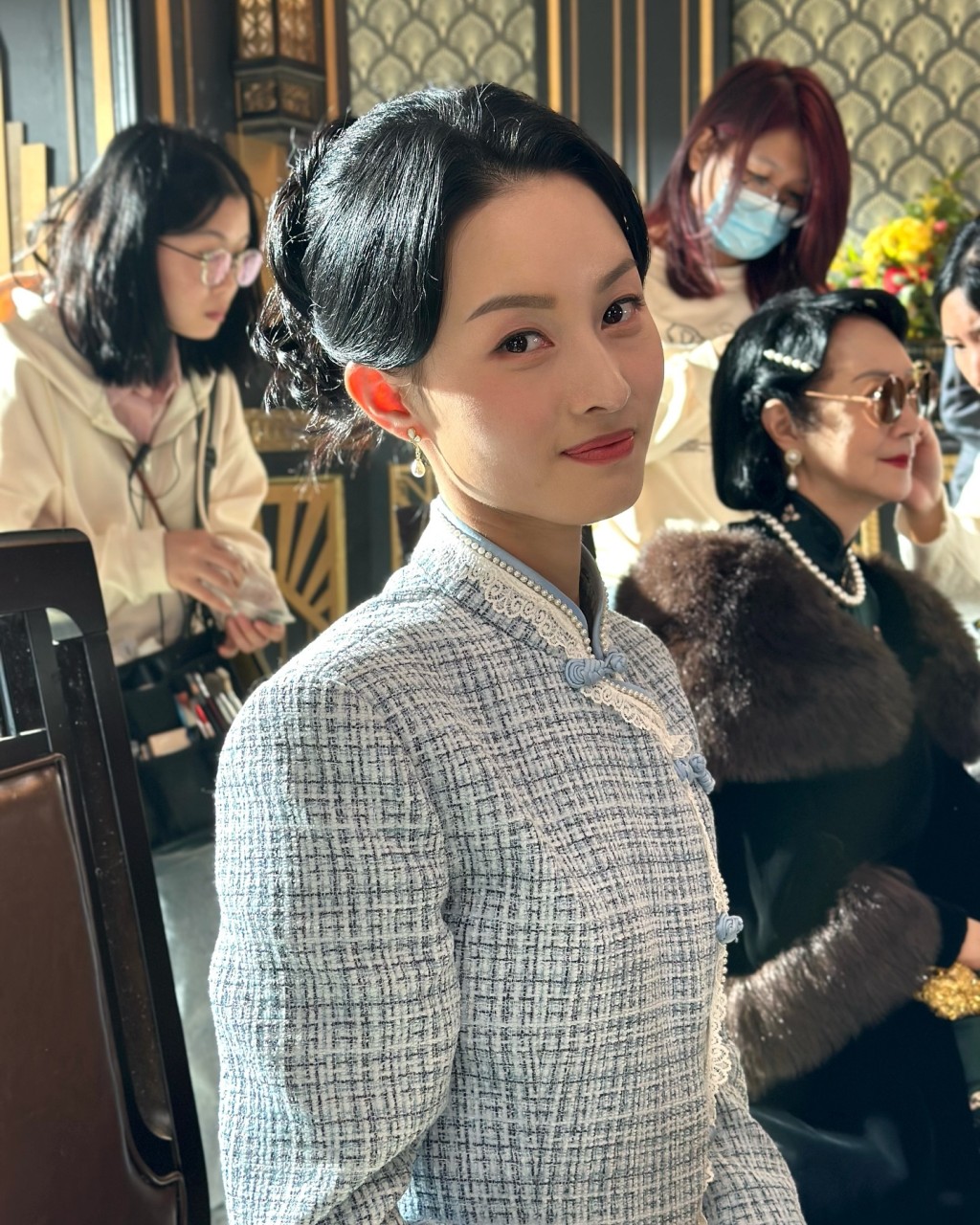 洪曼芹在《巾幗梟雄之懸崖》中,飾演胡定欣的秘書「阿麗」。