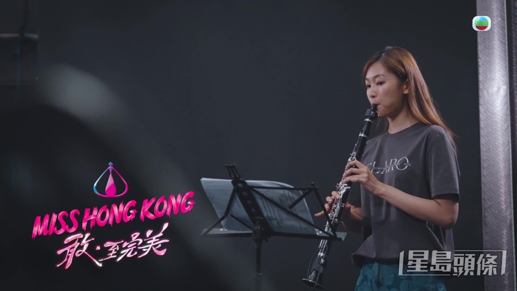 郭柏妍為表演重新練習吹奏單簧管。