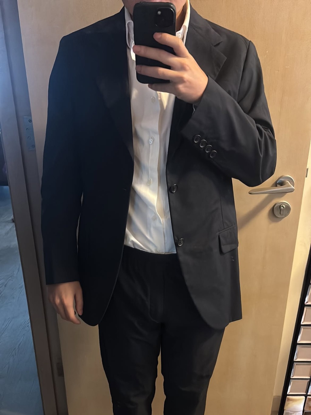 林作於26日表示，受傷後仍需戴眼鏡見客。