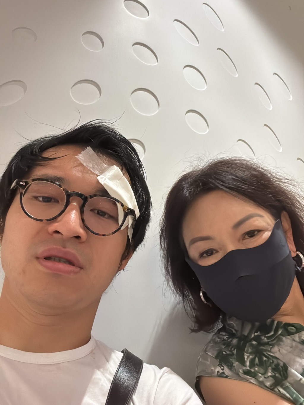 林作的母親當時在球場附近散步，得知兒子受傷後陪伴他就醫。