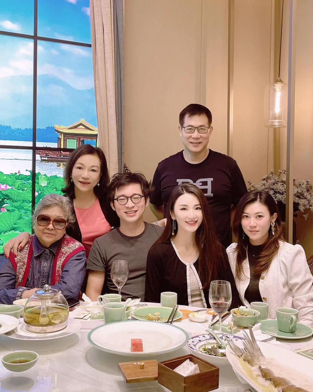 裕美（前右二）逐漸得到林母接納，並多次參與林作的家庭聚會。