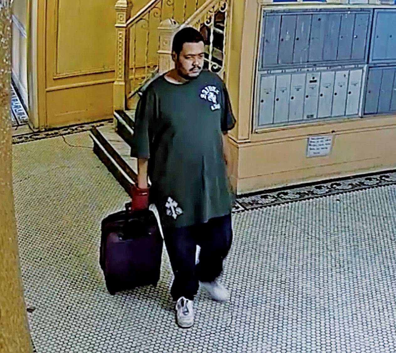 古茲曼索托被控謀殺罪57歲母親。 NYPD