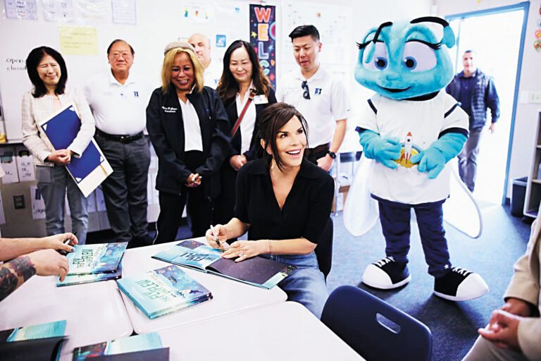 亞馬遜公司創辦人貝佐斯妻子桑切斯（Lauren Sanchez Bezos，前坐者)今年3月10日訪問羅蘭學區，陳正治（後排左二）代表學區親自致詞並接待，並介紹學區的教育環境與特色。陳正治提供