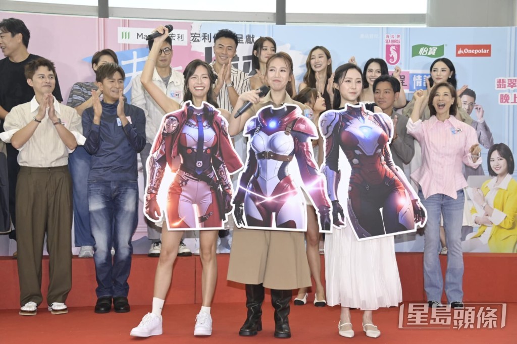 游嘉欣、何沛珈和李海銅手持紙牌搞笑起舞。