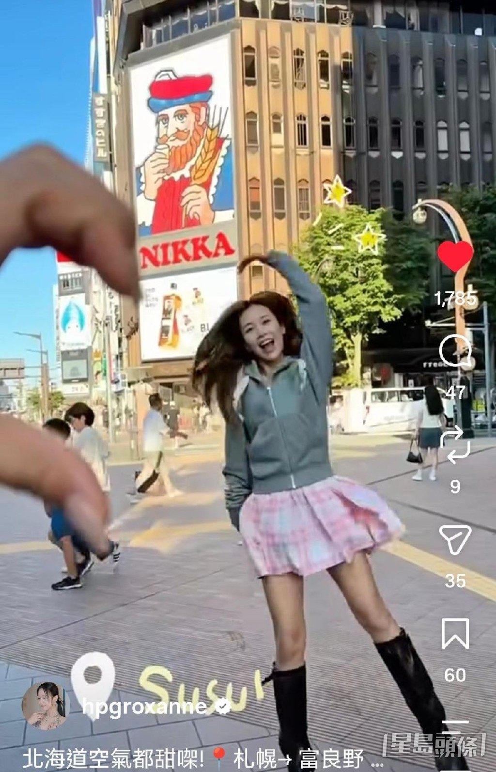 何沛珈的妹妹在旅途中擔任她的攝影師。