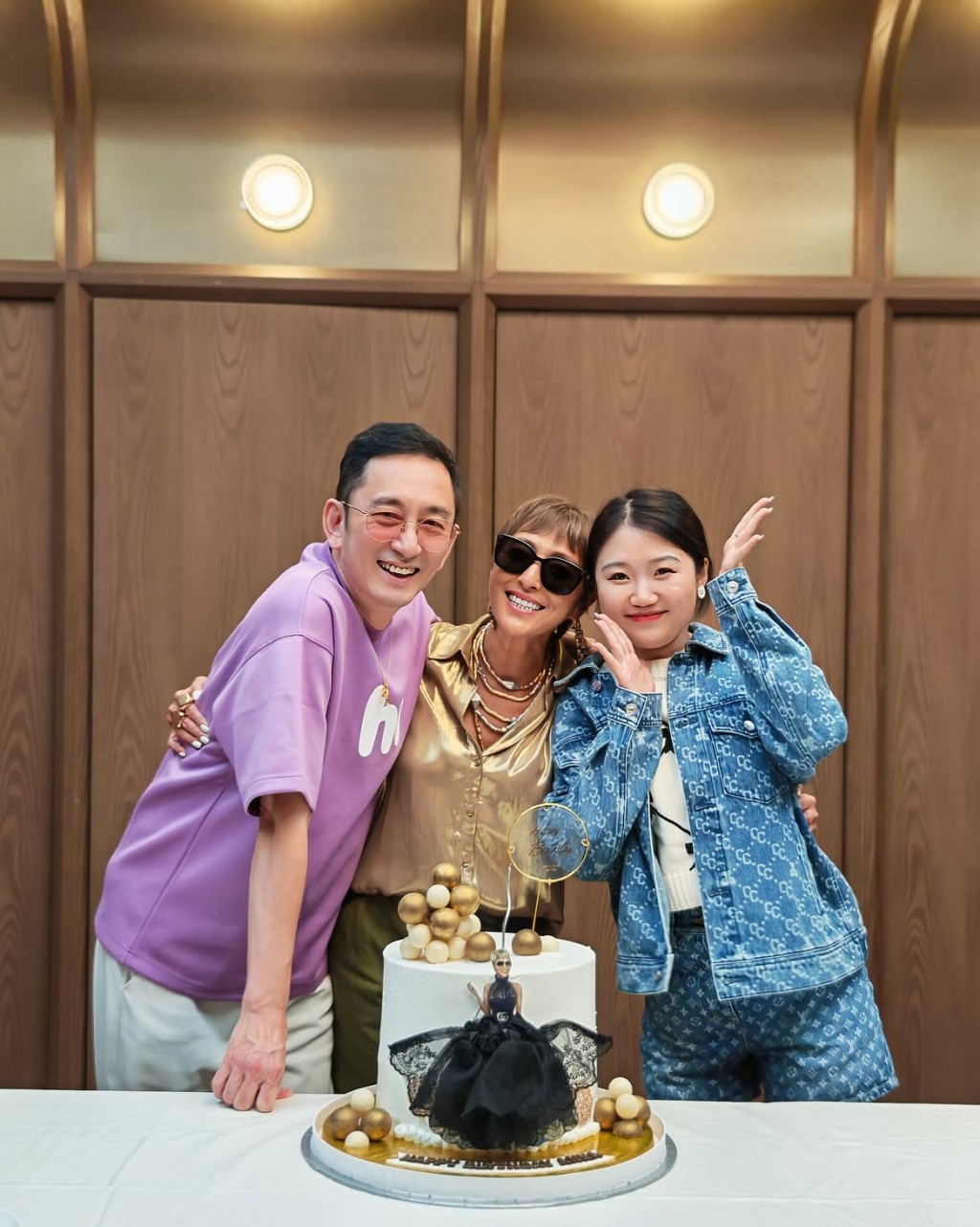 吳啟華到場為上山安娜賀壽。