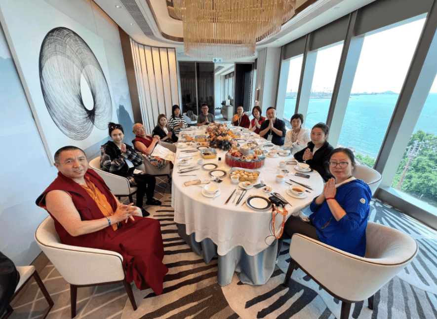 篤信密宗的邱淑貞,早前被拍到與僧人秋吉尼瑪仁波切及佛友聚餐。