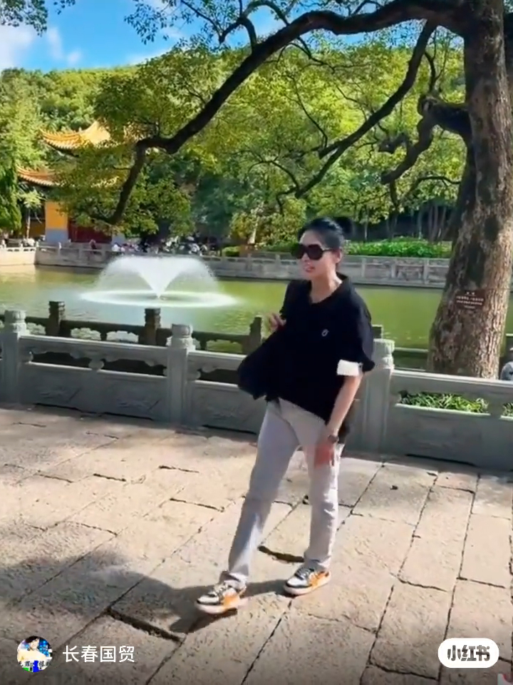 邱淑貞曾到訪浙江普陀山,素顏下仍顯年輕。